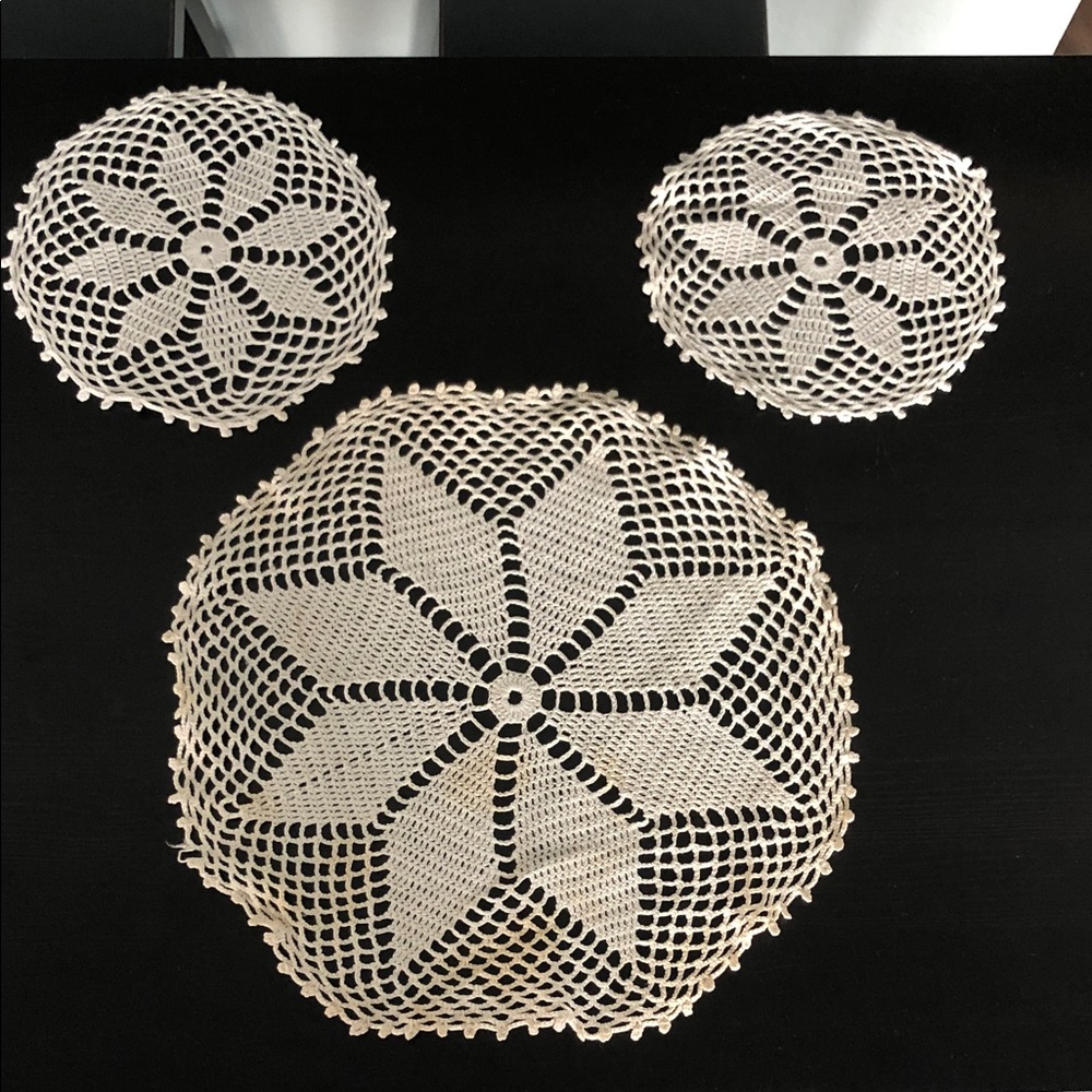BUNDLE OF THREE VINTAGE CROCHET DOILIES
